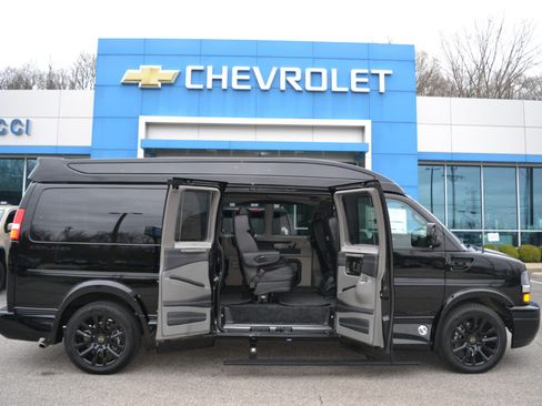 Used 2022 Chevrolet Express 2500 Extended w/ Enhanced Convenience Package image 2