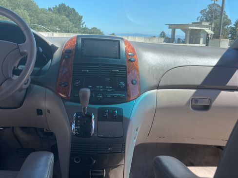 Used 2009 Toyota Sienna XLE FWD image 14