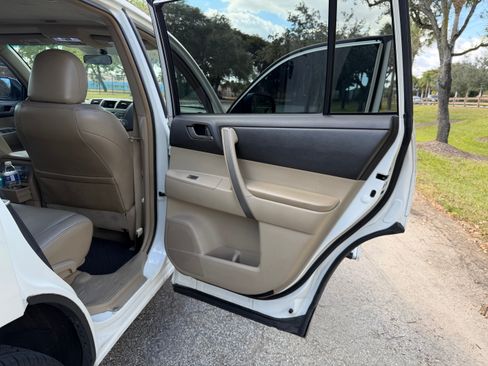 Used 2010 Toyota Highlander SE image 18