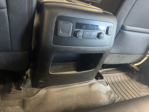 Used 2019 Chevrolet Suburban LT image 9