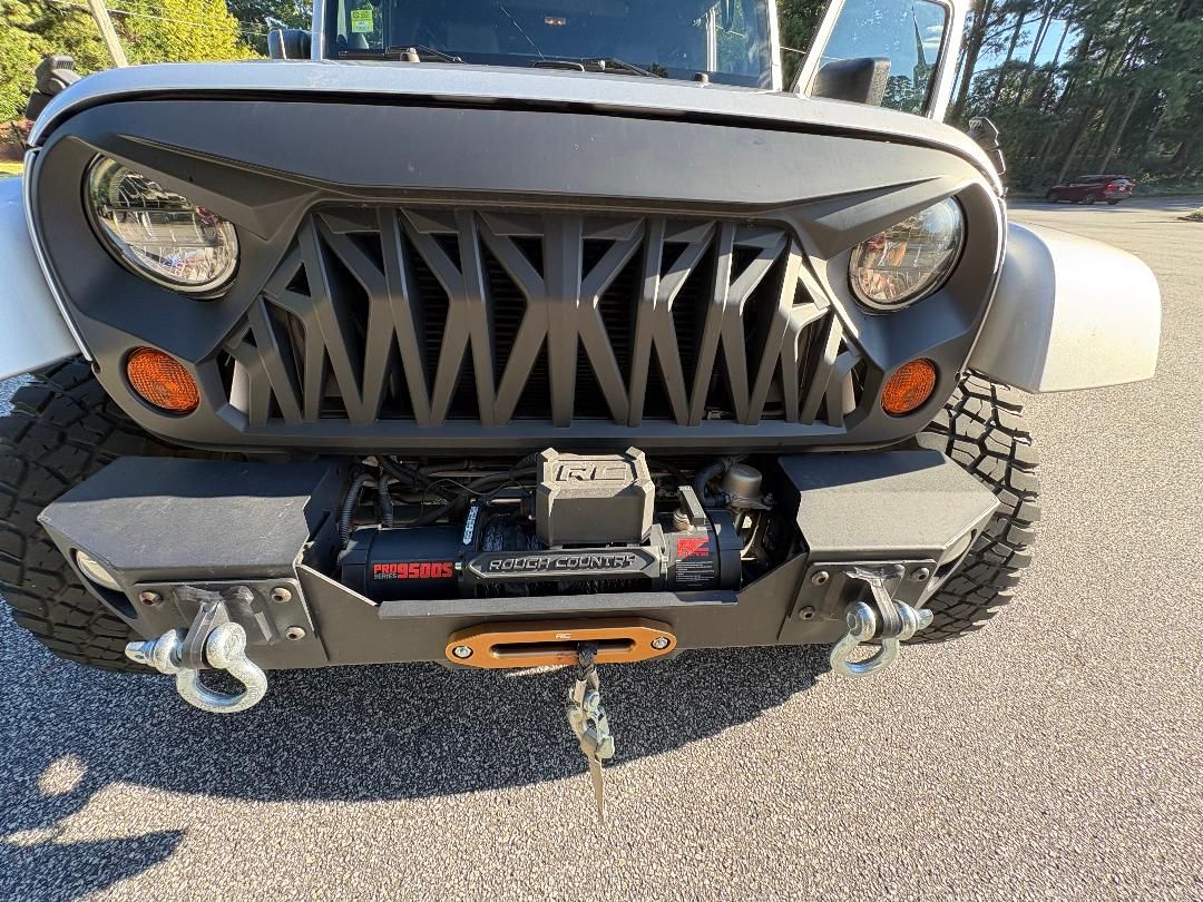 Used 2012 Jeep Wrangler Unlimited Sahara AWD/4WD image 9