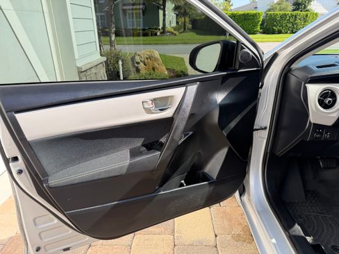 Used 2018 Toyota Corolla LE FWD image 16