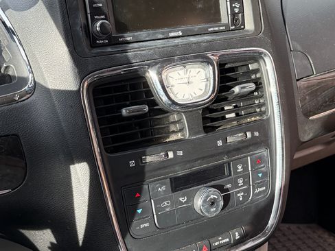 Used 2015 Chrysler Town & Country Touring image 16