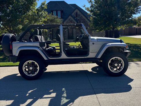 Used 2015 Jeep Wrangler Unlimited Sahara w/ Dual Top Group image 18