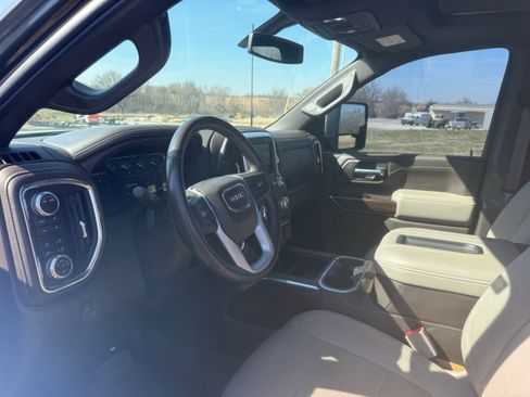 Used 2022 GMC Sierra 2500 SLT w/ SLT Convenience Package image 9