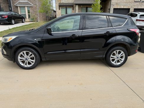 Used 2017 Ford Escape SE image 2