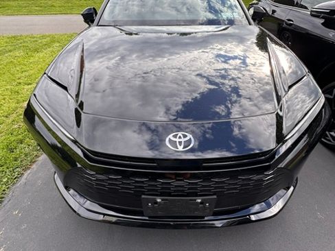 Used 2025 Toyota Crown Signia AWD/4WD image 1