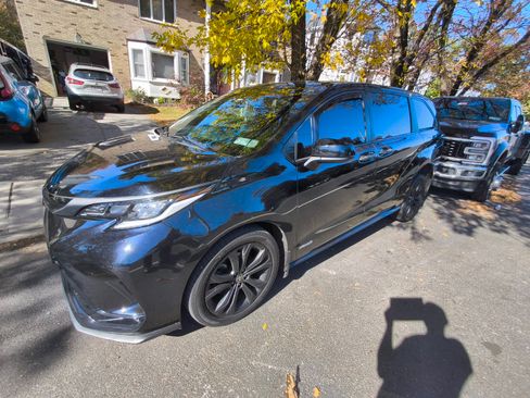 Used 2021 Toyota Sienna XSE image 12