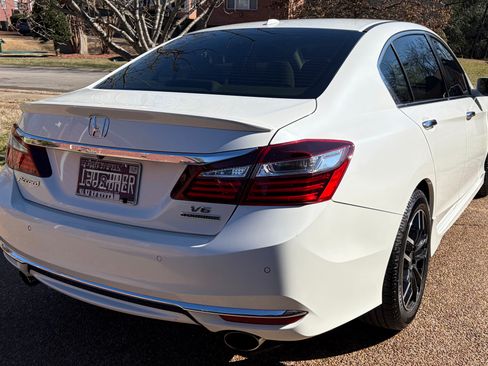 Used 2017 Honda Accord Touring image 4