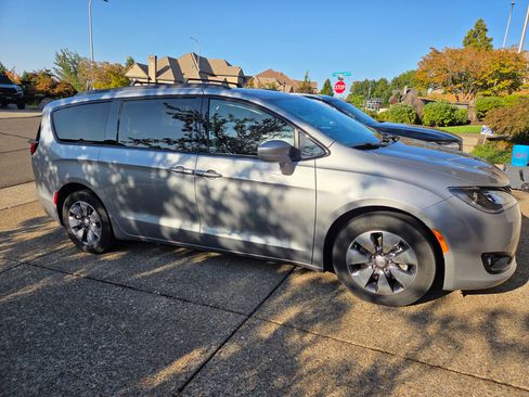 Used 2018 Chrysler Pacifica Touring-L image 5
