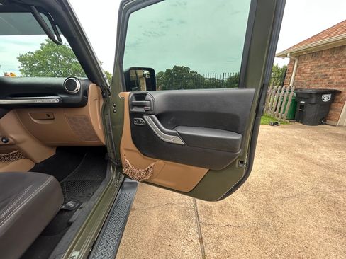 Used 2015 Jeep Wrangler Unlimited Sahara w/ Dual Top Group AWD/4WD image 21