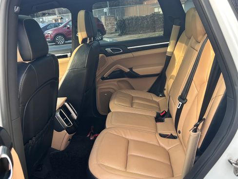 Used 2016 Porsche Cayenne w/ Premium Package image 15