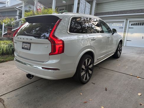 Used 2023 Volvo XC90 T8 Ultimate w/ Lounge Package image 9