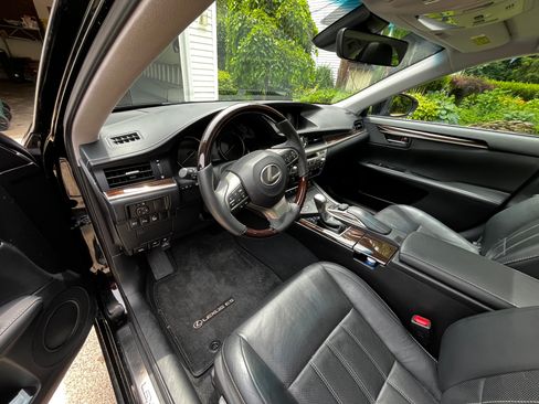 Used 2016 Lexus ES 350 w/ Luxury Package w/Wood Trim FWD image 11