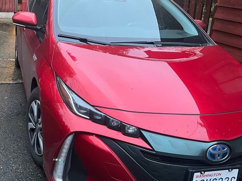 Used 2018 Toyota Prius Prime Premium image 2
