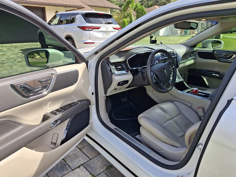 Used 2017 Lincoln Continental Select FWD image 2