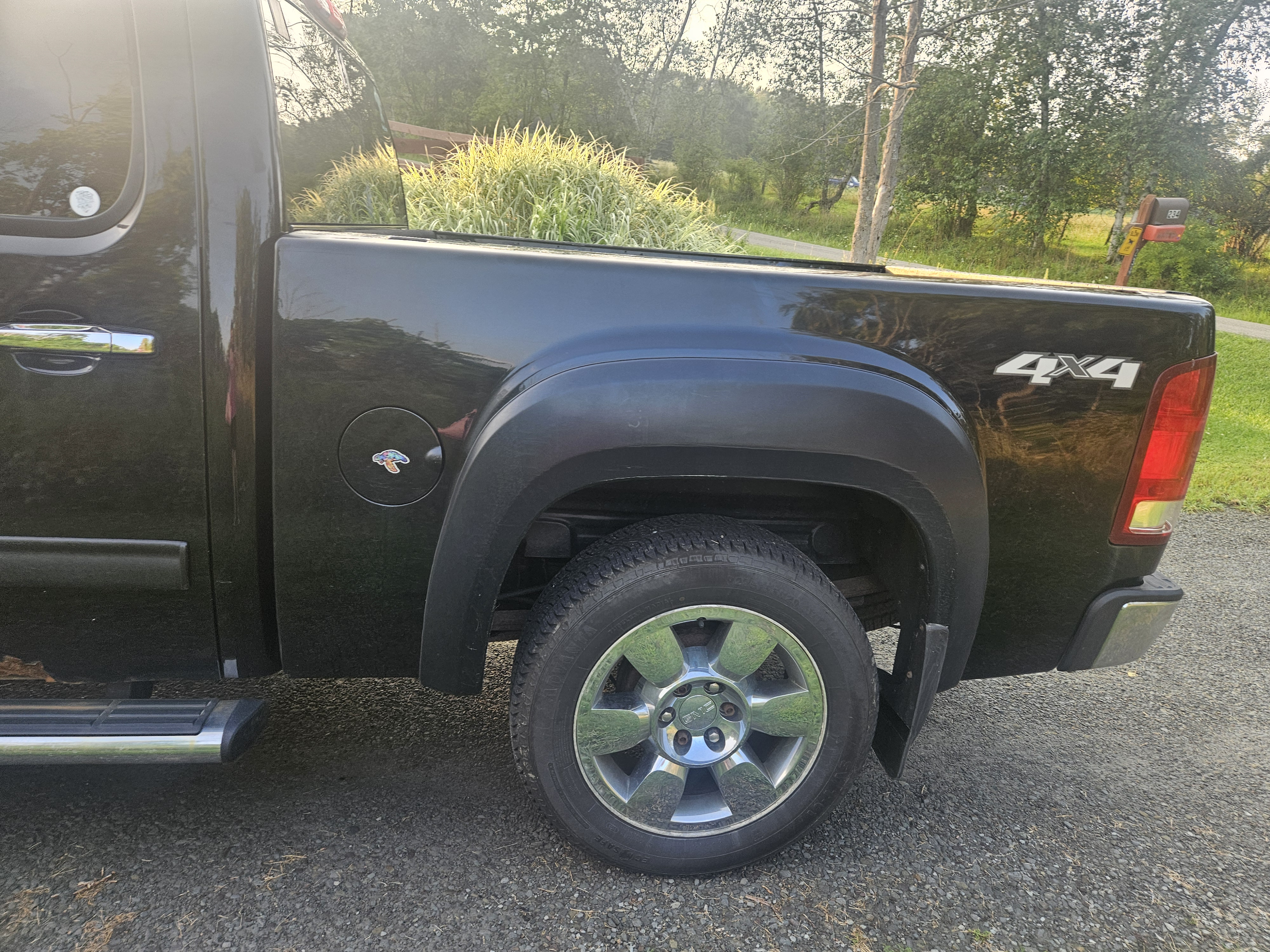 Used 2010 GMC Sierra 1500 SLT w/ LPO, Deluxe Chrome Package AWD/4WD image 6