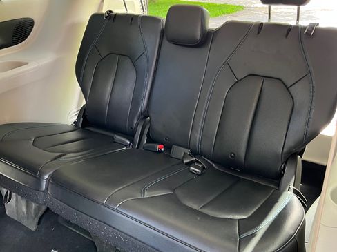 Used 2021 Chrysler Pacifica Touring-L image 11