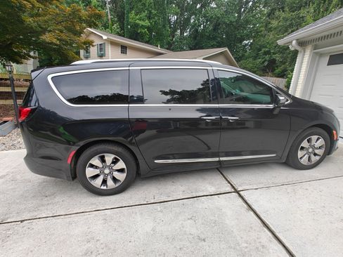 Used 2018 Chrysler Pacifica Limited w/ Advanced Safetytec Group FWD image 1