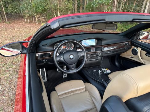 Used 2011 BMW M3 Convertible image 2