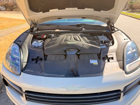 Used 2022 Porsche Cayenne Platinum Edition image 19