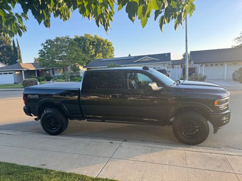 Used 2019 RAM 2500 Laramie AWD/4WD image 1