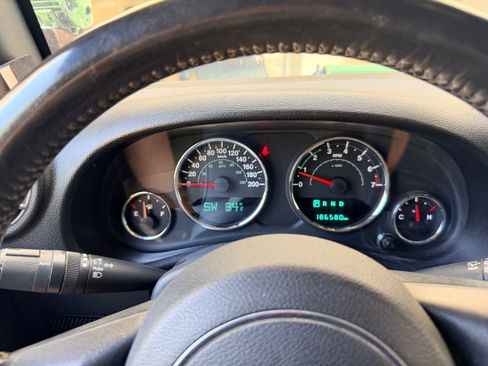 Used 2015 Jeep Wrangler Unlimited Sahara w/ Connectivity Group AWD/4WD image 22