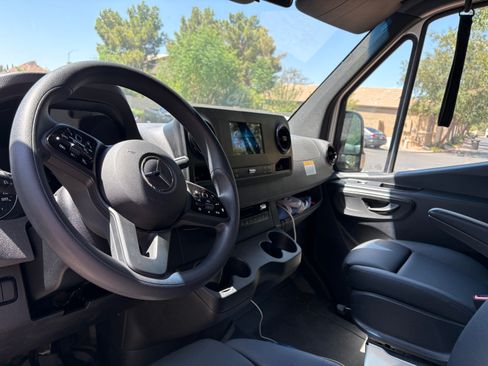 Used 2024 Mercedes-Benz Sprinter 2500 image 9