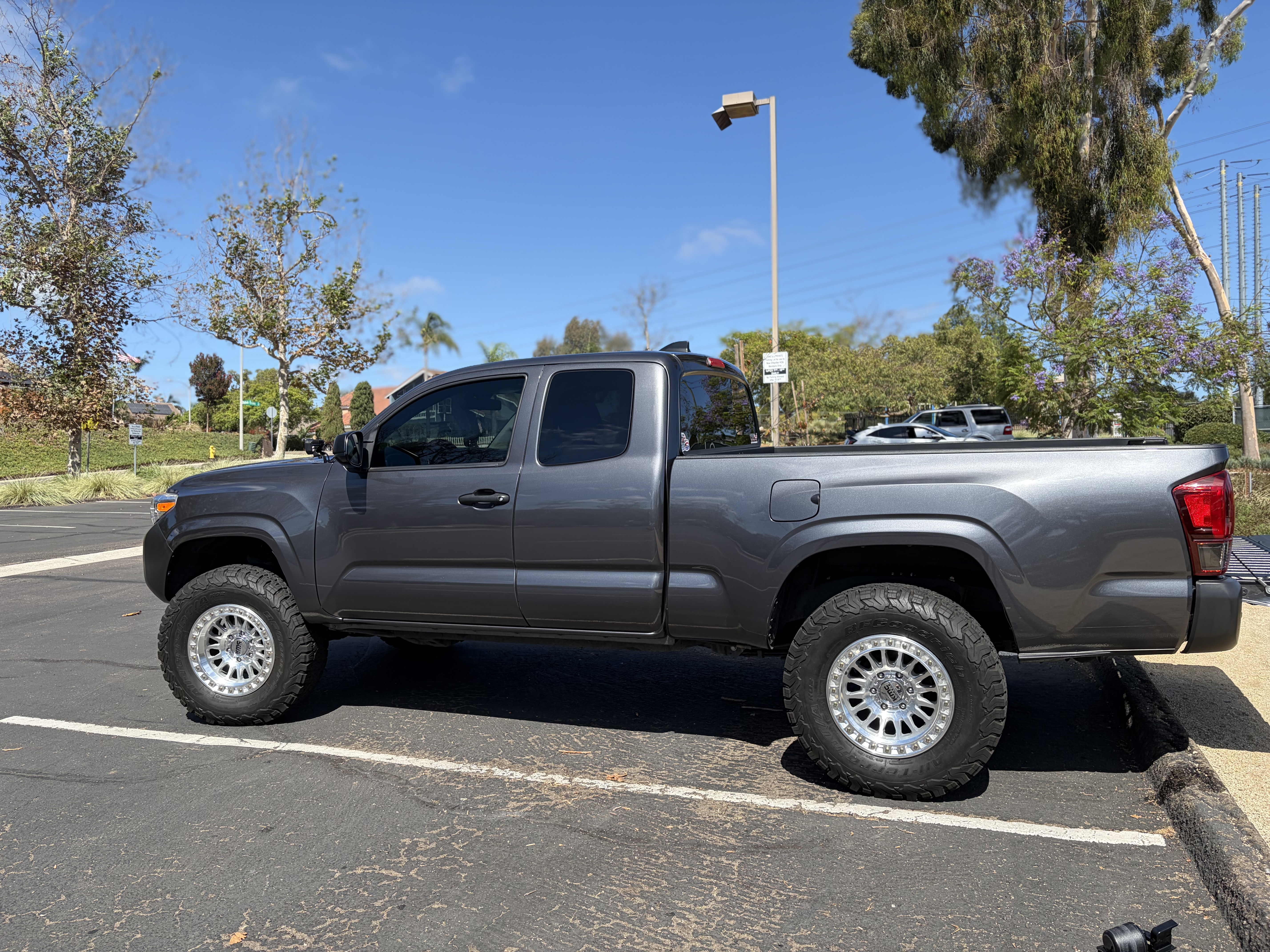Used 2023 Toyota Tacoma SR AWD/4WD image 2