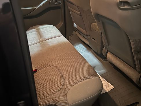 Used 2012 Nissan Frontier SV RWD image 6