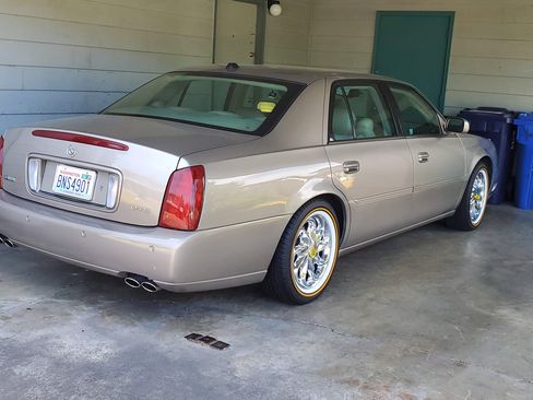 Used 2004 Cadillac De Ville DTS w/ Equipment Group FWD image 2