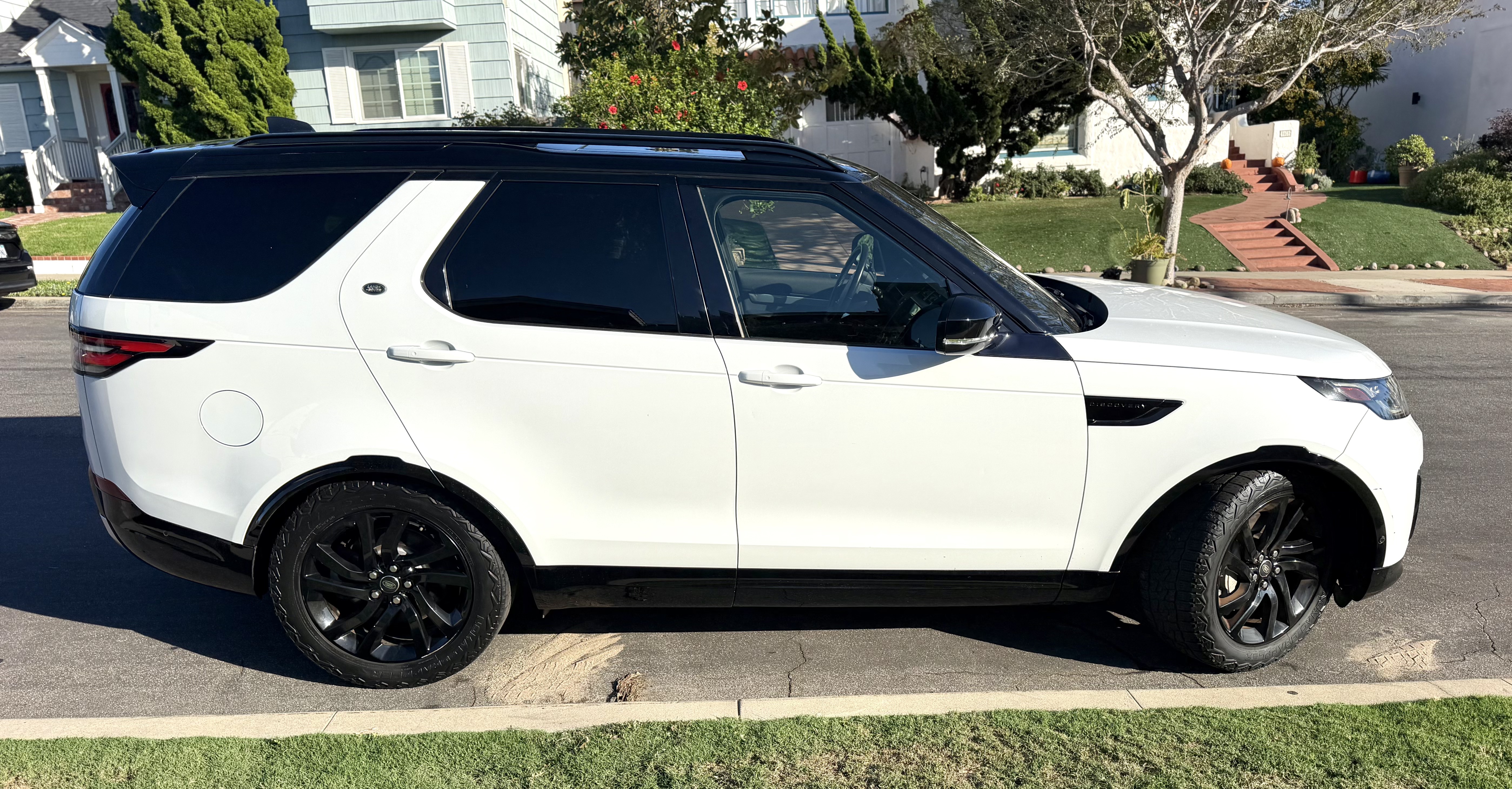 Used 2020 Land Rover Discovery Landmark AWD/4WD image 4