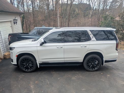 Used 2022 Cadillac Escalade Premium Luxury image 1