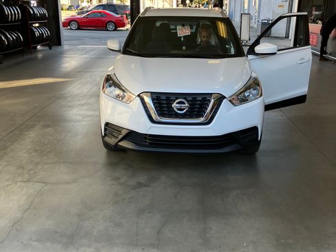 Used 2019 Nissan Kicks SV image 1