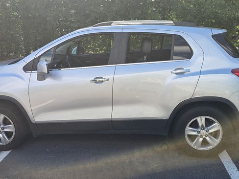 Used 2018 Chevrolet Trax LT w/ LT Convenience Package FWD image 8