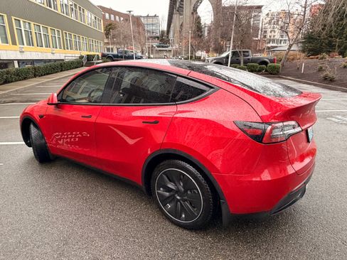 Used 2021 Tesla Model Y Long Range image 4