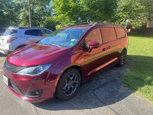 Used 2020 Chrysler Pacifica Touring-L Plus FWD image 1