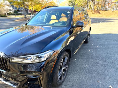 Used 2020 BMW X7 M50i image 1