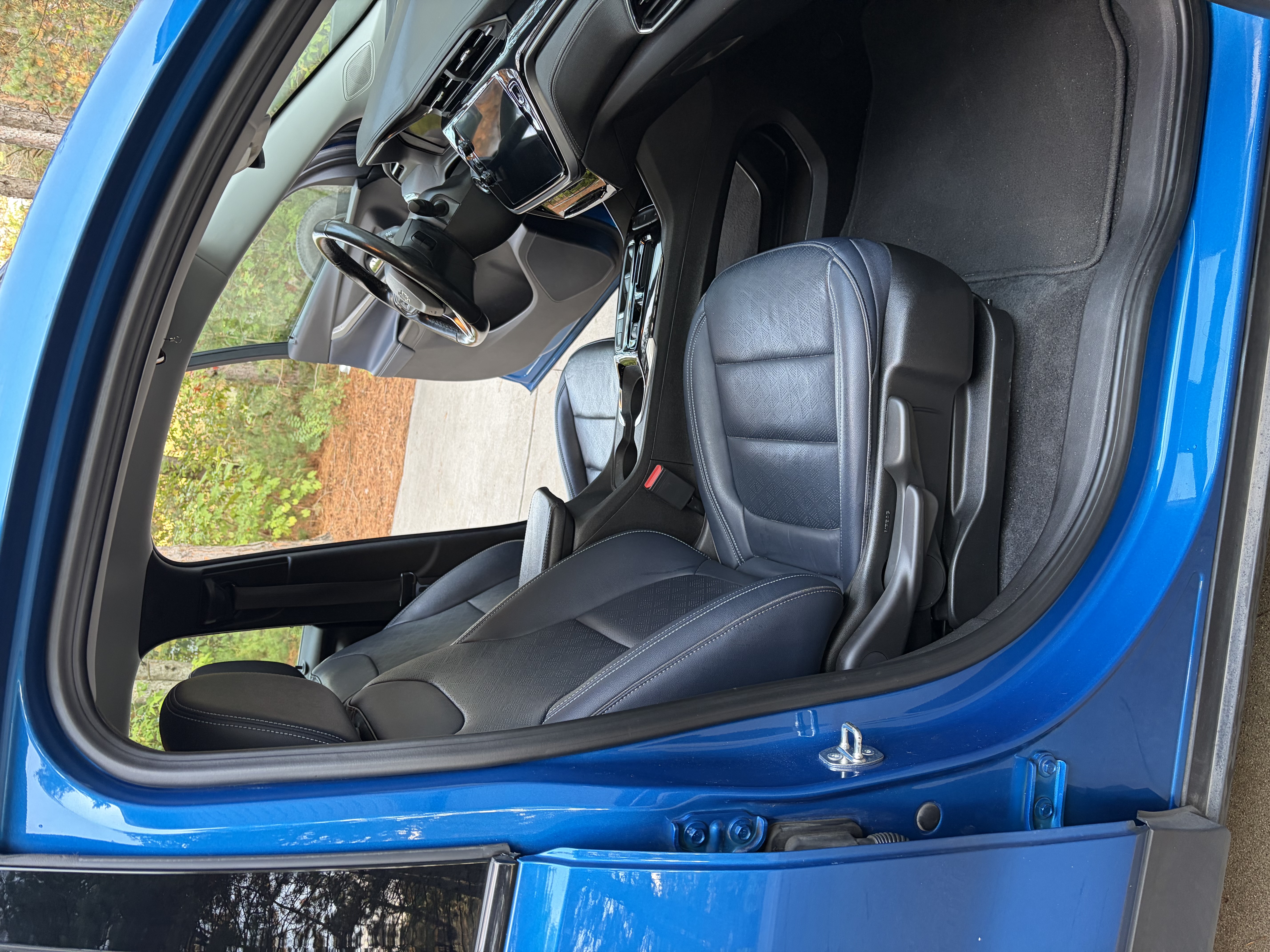 Used 2022 Chevrolet Bolt EUV LT w/ Convenience Package FWD image 8