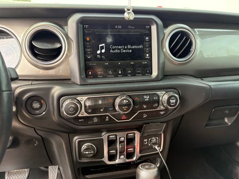 Used 2018 Jeep Wrangler Unlimited Sahara image 13