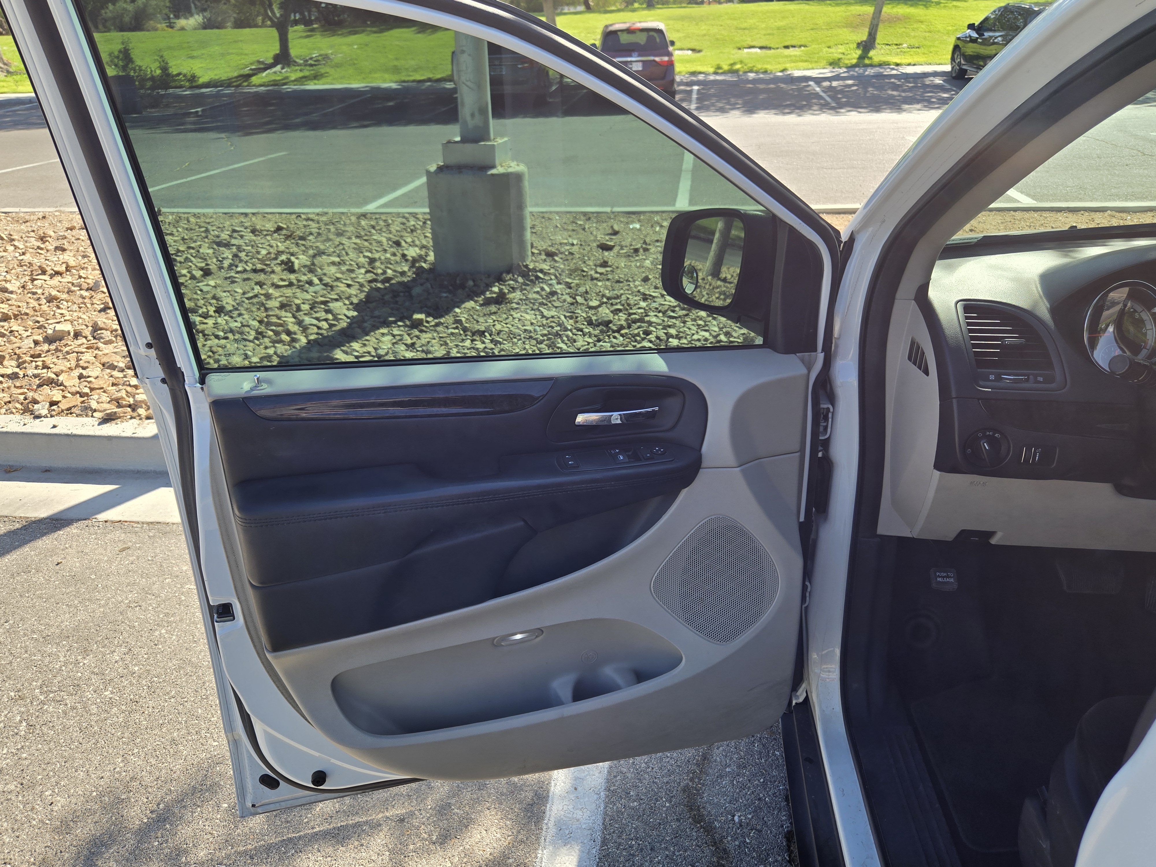 Used 2015 Dodge Grand Caravan American Value Package w/ UConnect Hands-Free Group FWD image 11
