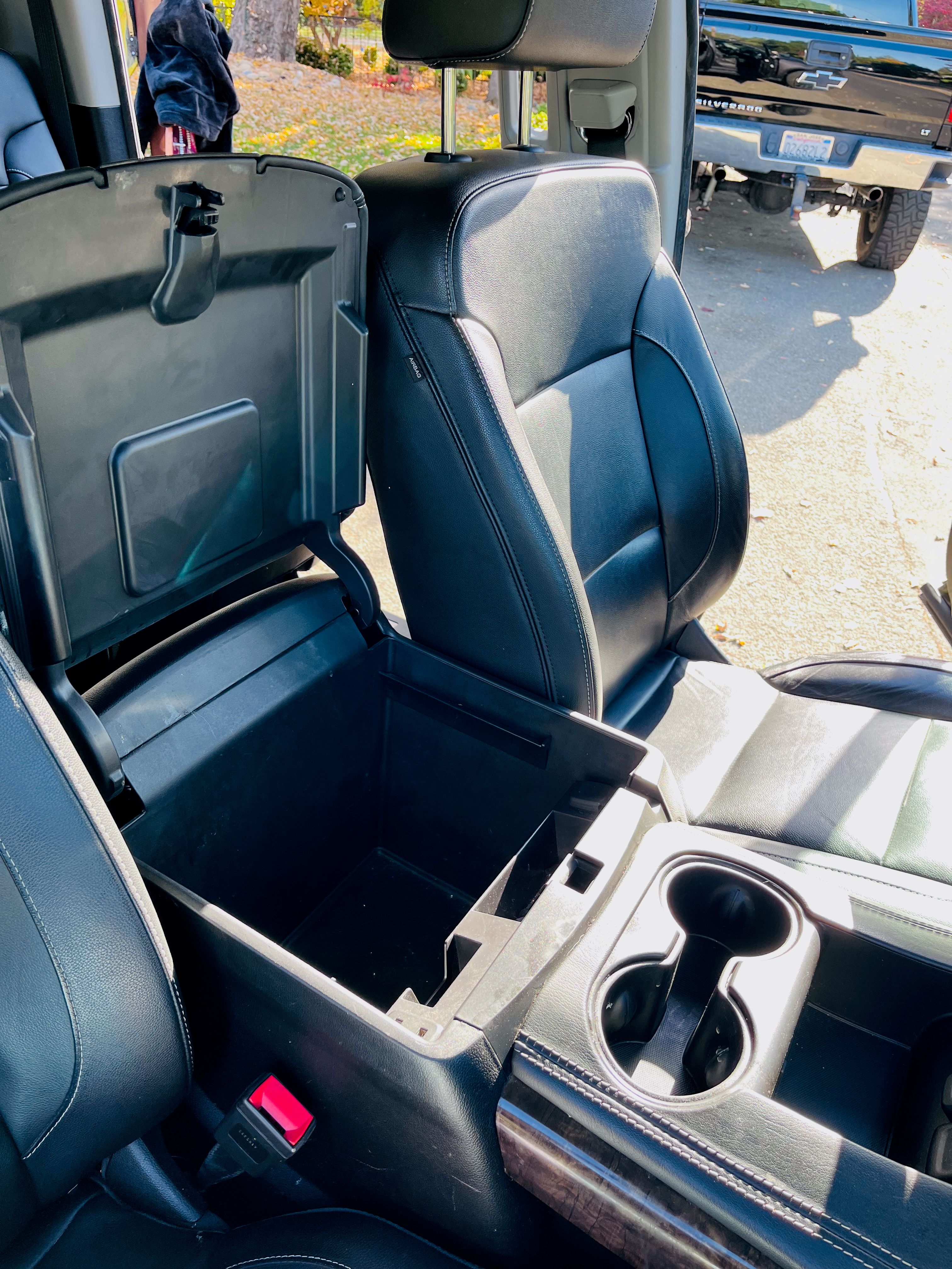 Used 2018 Chevrolet Suburban LT w/ Luxury Package AWD/4WD image 14