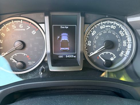 Used 2019 Toyota Tacoma TRD Off-Road AWD/4WD image 14