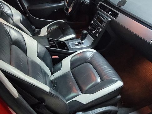 Used 2010 Volvo V70 R-Design image 12
