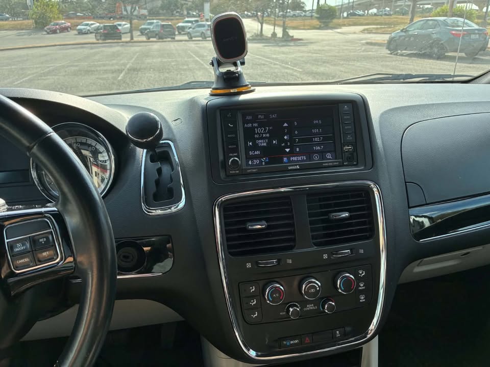 Used 2019 Dodge Grand Caravan SXT FWD image 13