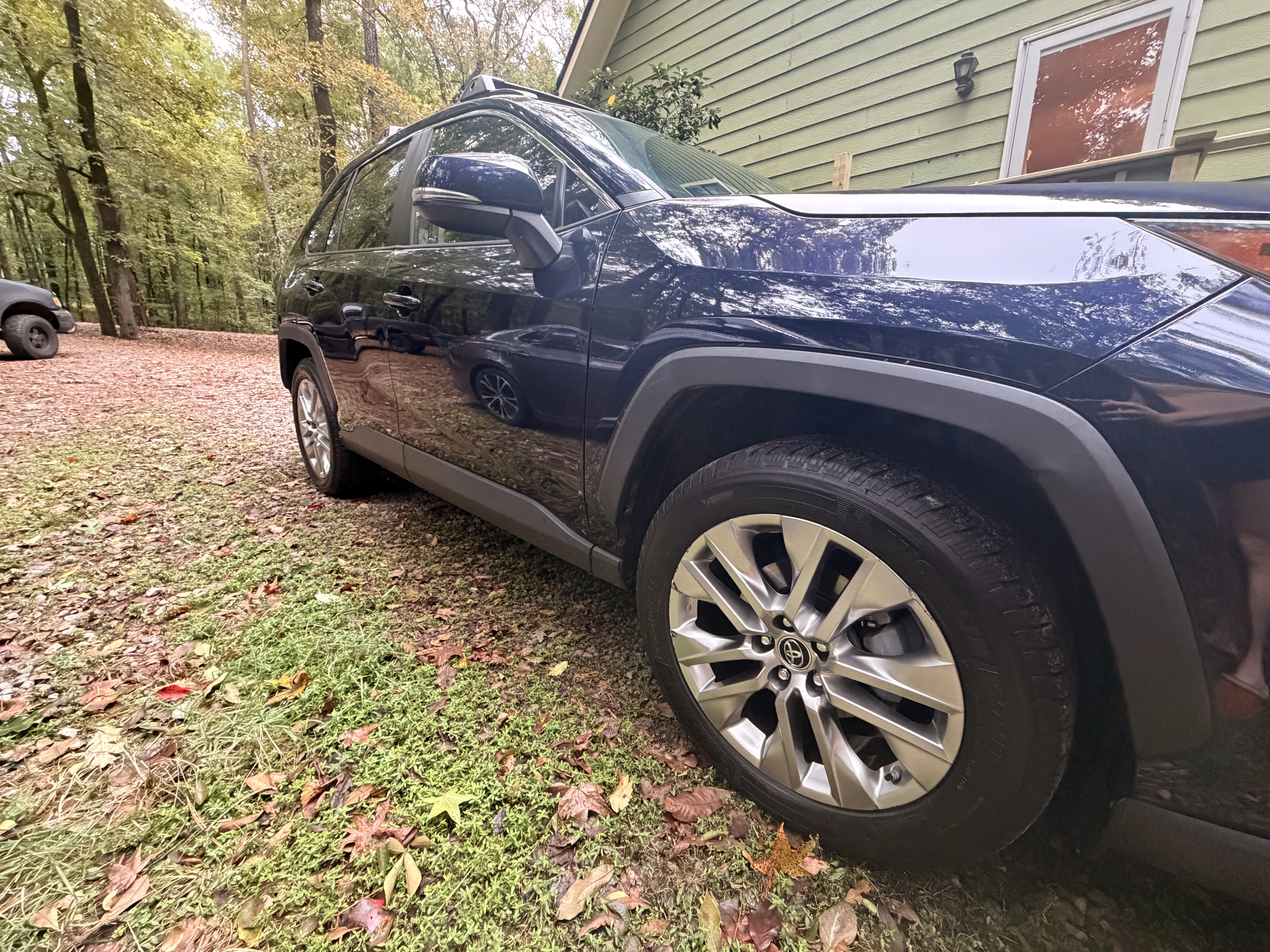 Used 2019 Toyota RAV4 XLE Premium AWD/4WD image 2