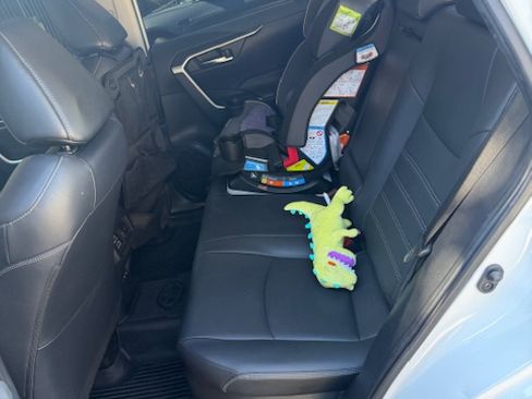 Used 2023 Toyota RAV4 XLE Premium image 10