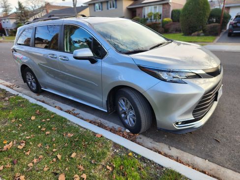 Used 2023 Toyota Sienna XLE image 1