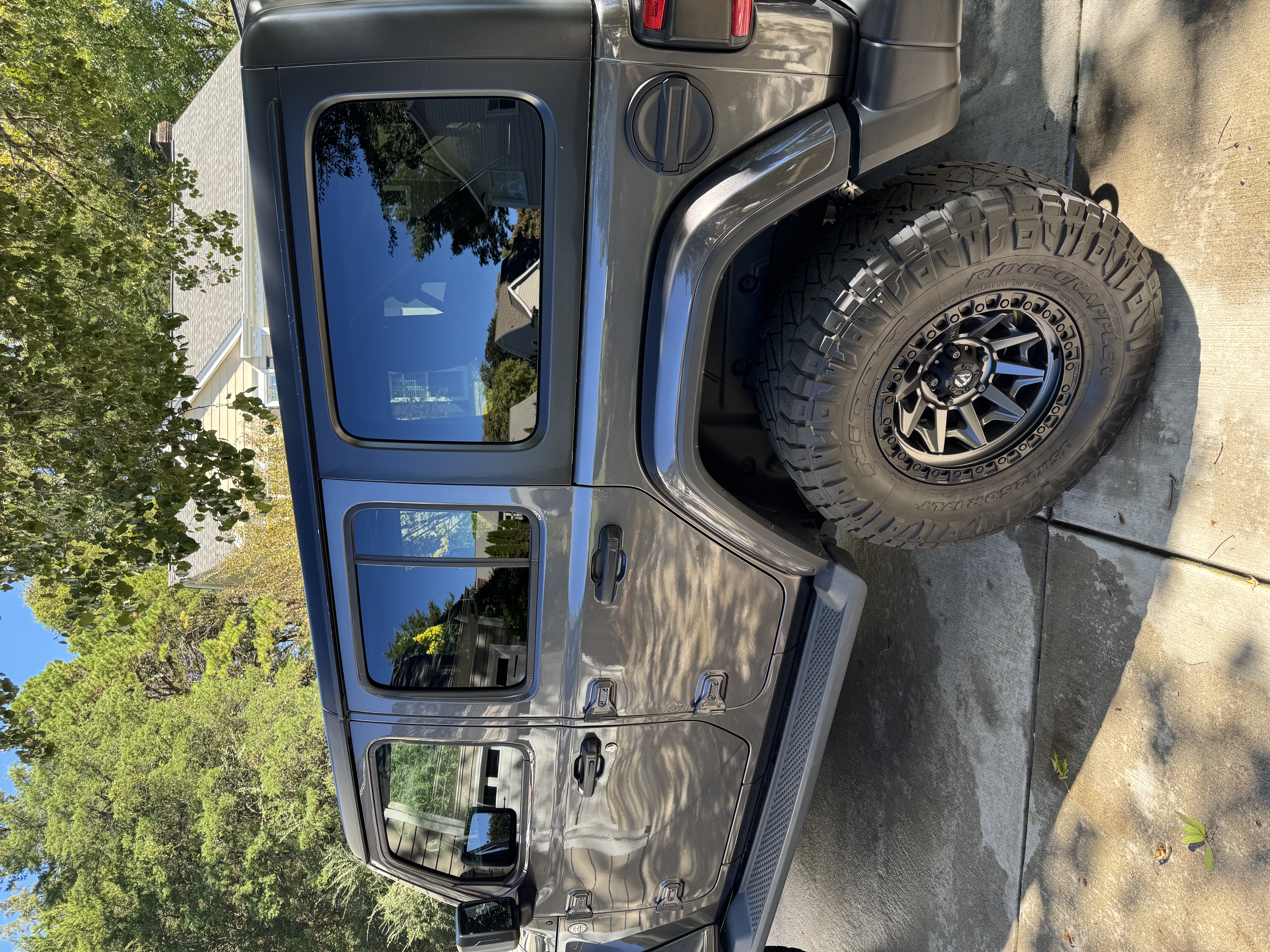 Used 2018 Jeep Wrangler Unlimited Sahara w/ Dual Top Group AWD/4WD image 2