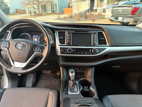 Used 2018 Toyota Highlander Plus w/ Carpet Mat Package (TMS) image 9
